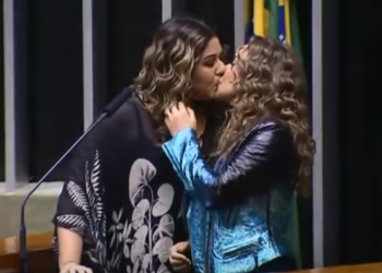 Daniela Mercury dá o primeiro beijo lésbico no plenário da Câmara; vídeo